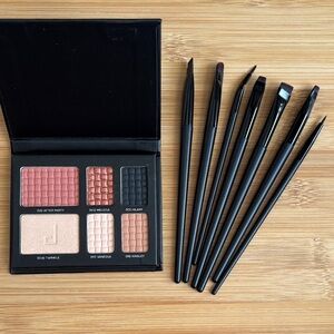 Brand New Doucce On The Go Eyeshadow Palette & 7-Piece Eyeliner Brush Set